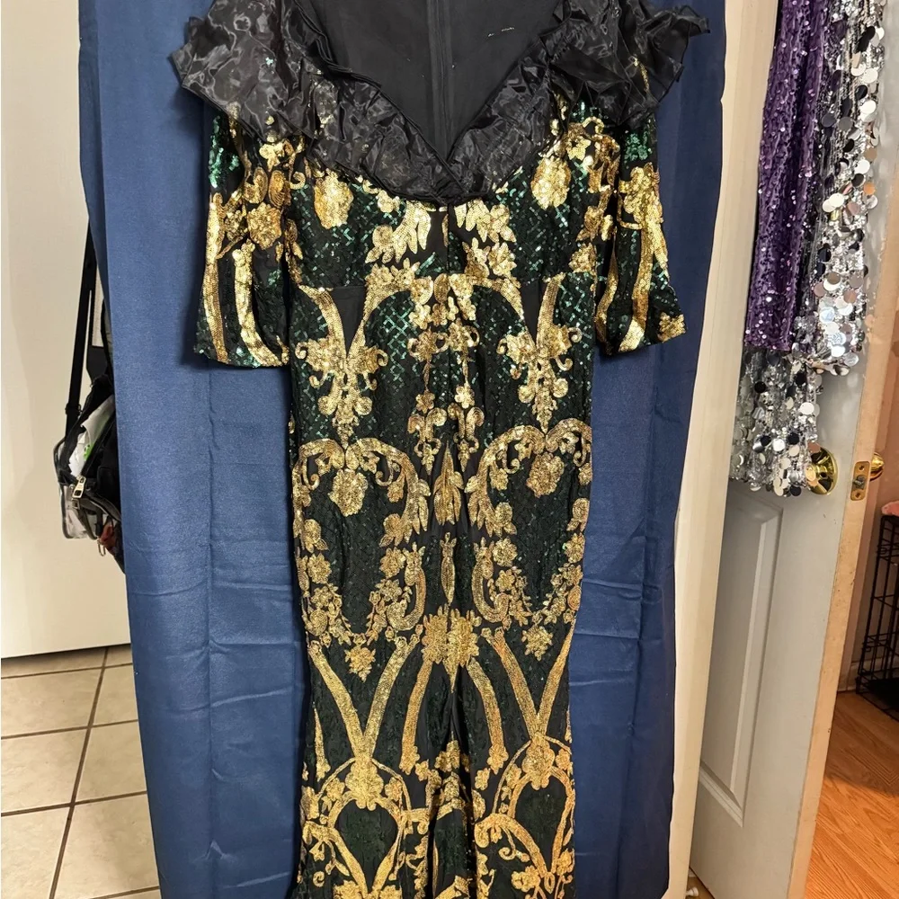 Elegant emerald Green and Gold Off-Shoulder Dress size 1XL - Picture 7 of 9